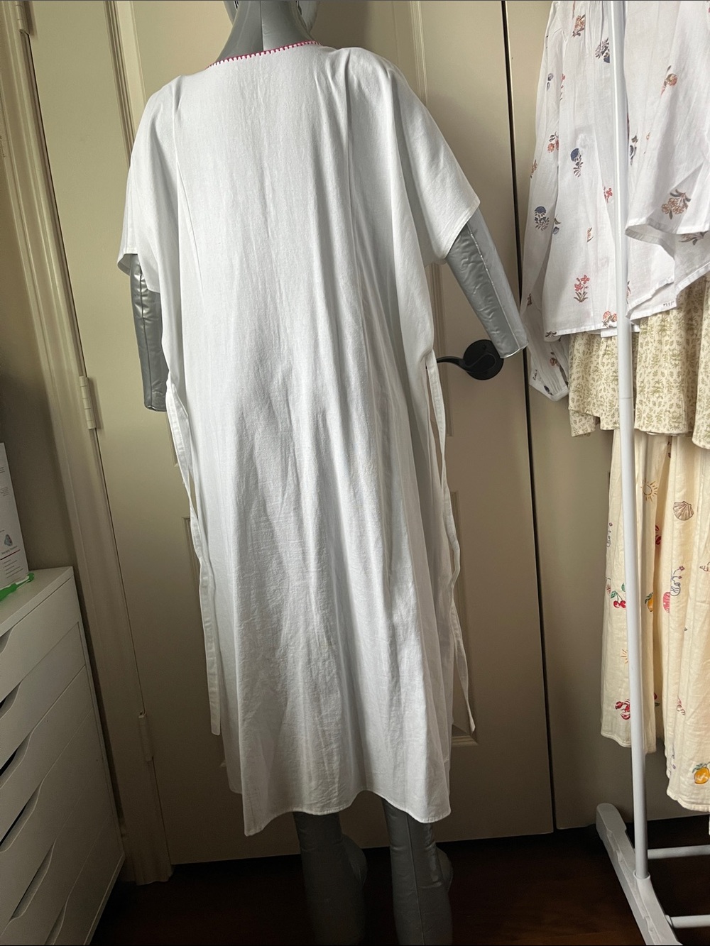 White embroidered dress. - Picture 2 of 6